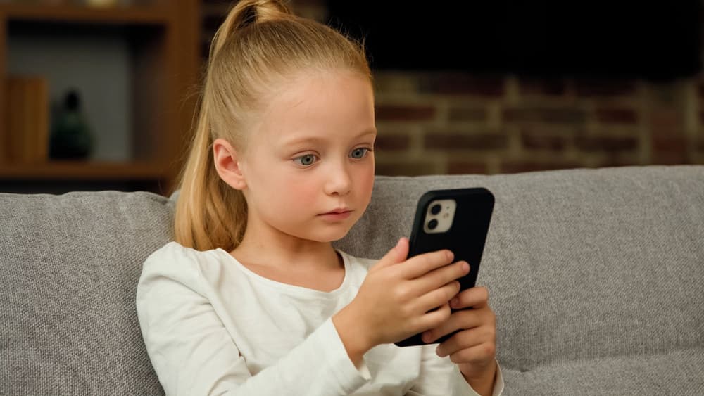 Cyberflashing – internetowy ekshibicjonizm. Na czym polega? Konsekwencje prawne Cyberflashing – internetowy ekshibicjonizm. Na czym polega? Konsekwencje prawne