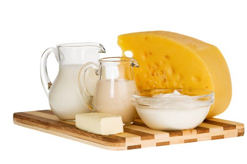 Mleko i ser żółty mają dużo tryptofanu, z którego powstaje serotonina nazywana często "hormonem szczęścia".