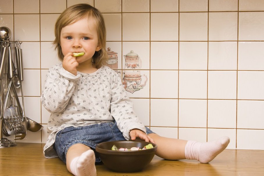 Między posiłkami dzieci mogą podjadać wiele zdrowych przekąsek