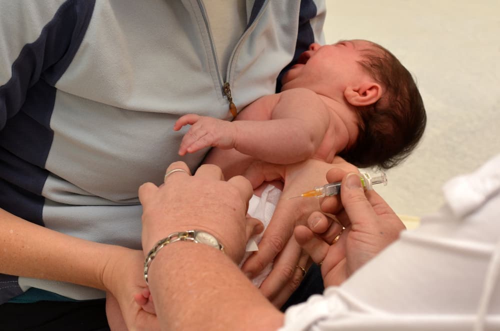 Witamina K dla noworodka (domięśniowo i doustnie) – dlaczego jest tak ważna?