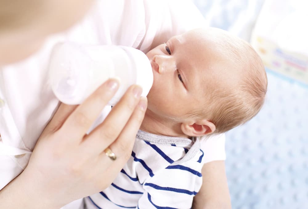 Ulewanie – jak żyć z ulewającym mleko niemowlakiem?