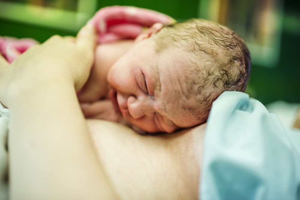 Kangurowanie noworodka, czyli kontakt „skóra do skóry” – skąd się wzięło, jakie ma zalety