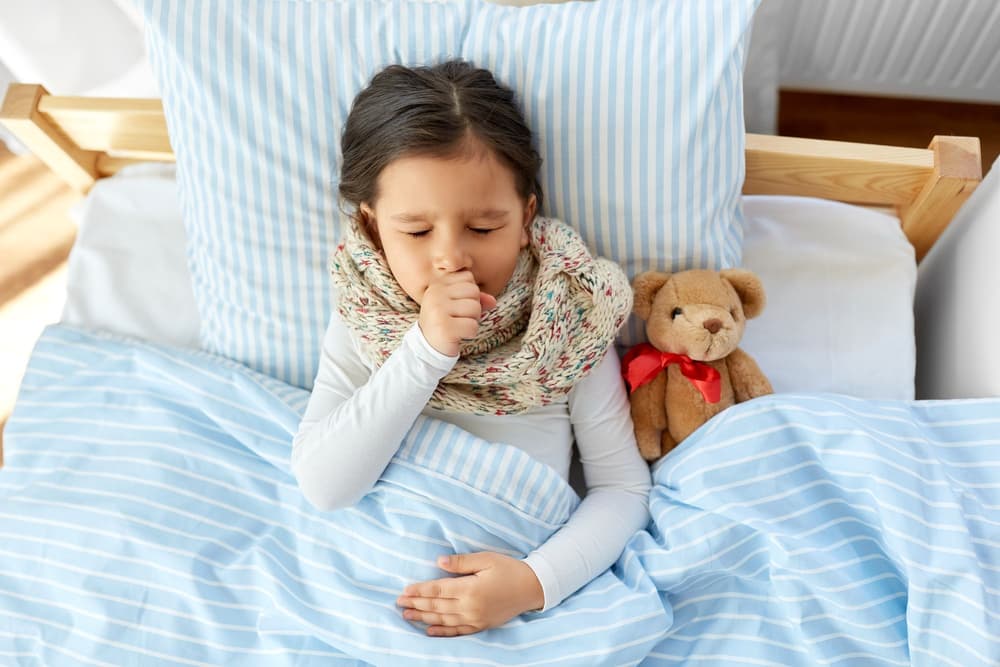 Kaszel u dziecka w nocy – jakie są przyczyny i co robić, kiedy dziecko kaszle w nocy?