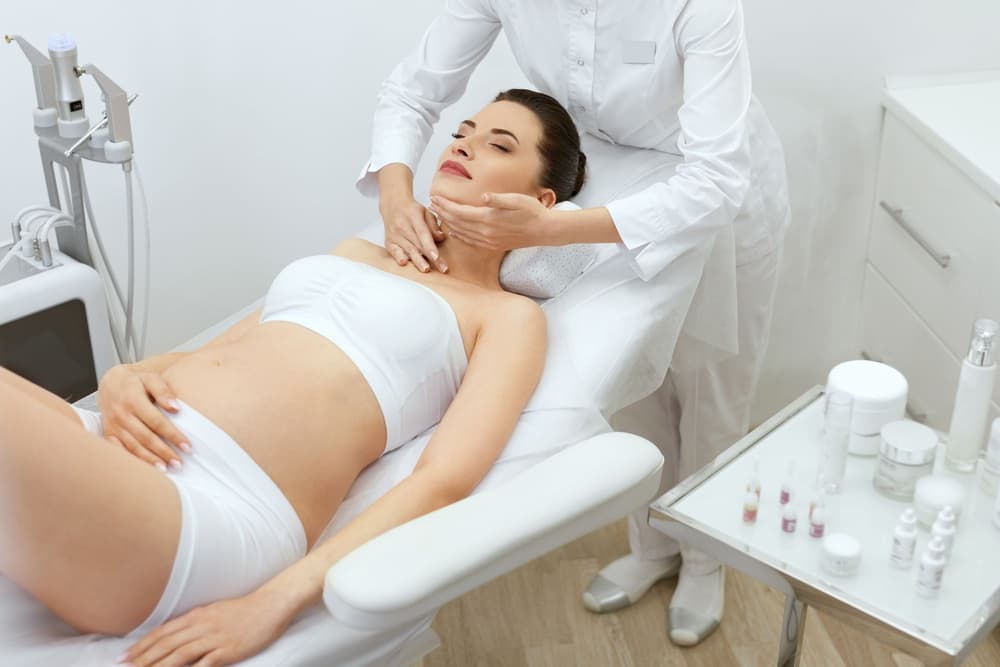 Kwasy na twarz w ciąży – które można stosować?