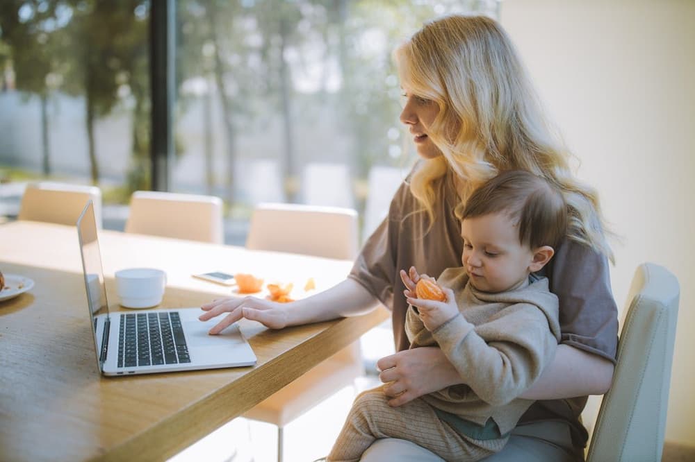 Mama freelancerka – jak zostać UGC content kreatorką? Wskazówki