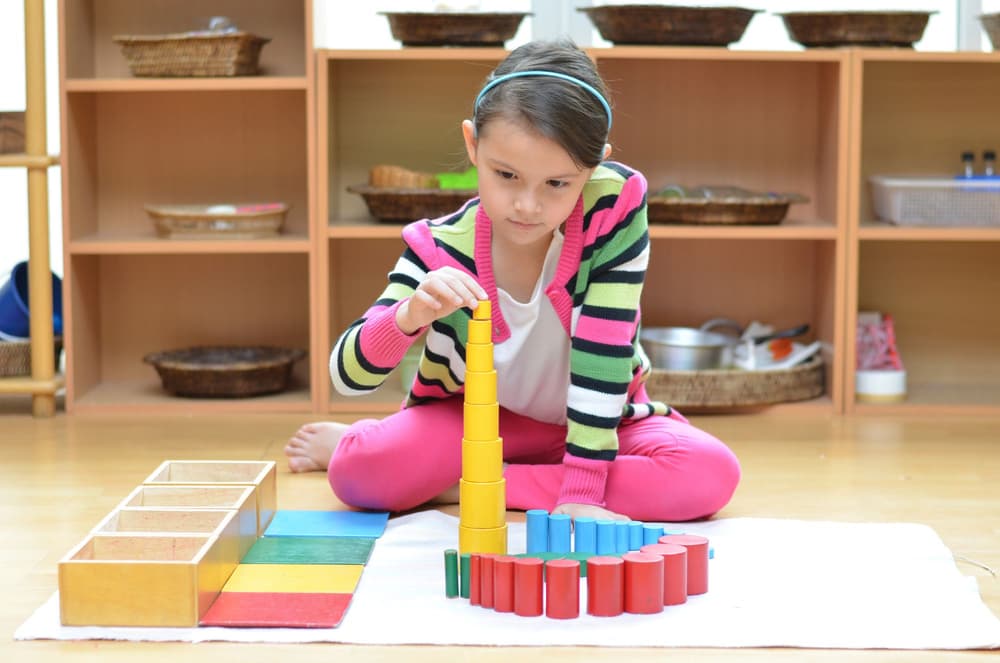 Przedszkole Montessori – jak wychowuje dzieci? Wady, zalety, lista przedszkoli Montessori w Polsce