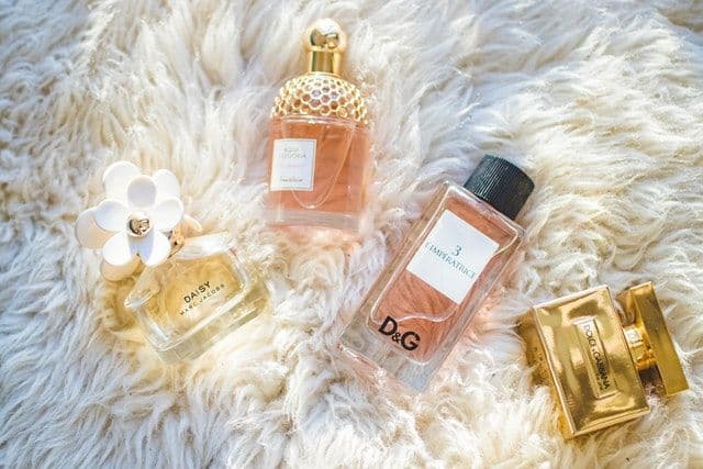 Jak wybrać perfumy damskie na każdą okazję? Krótki poradnik dla początkujących