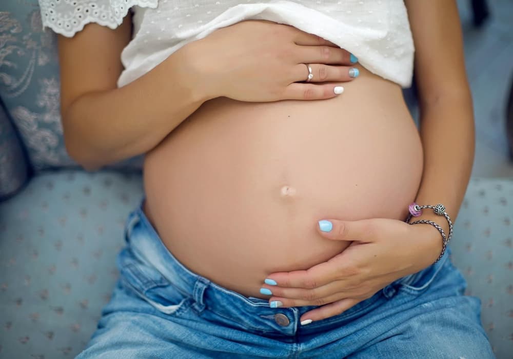 Sączenie wód płodowych – jak rozpoznać sączące się wody płodowe?