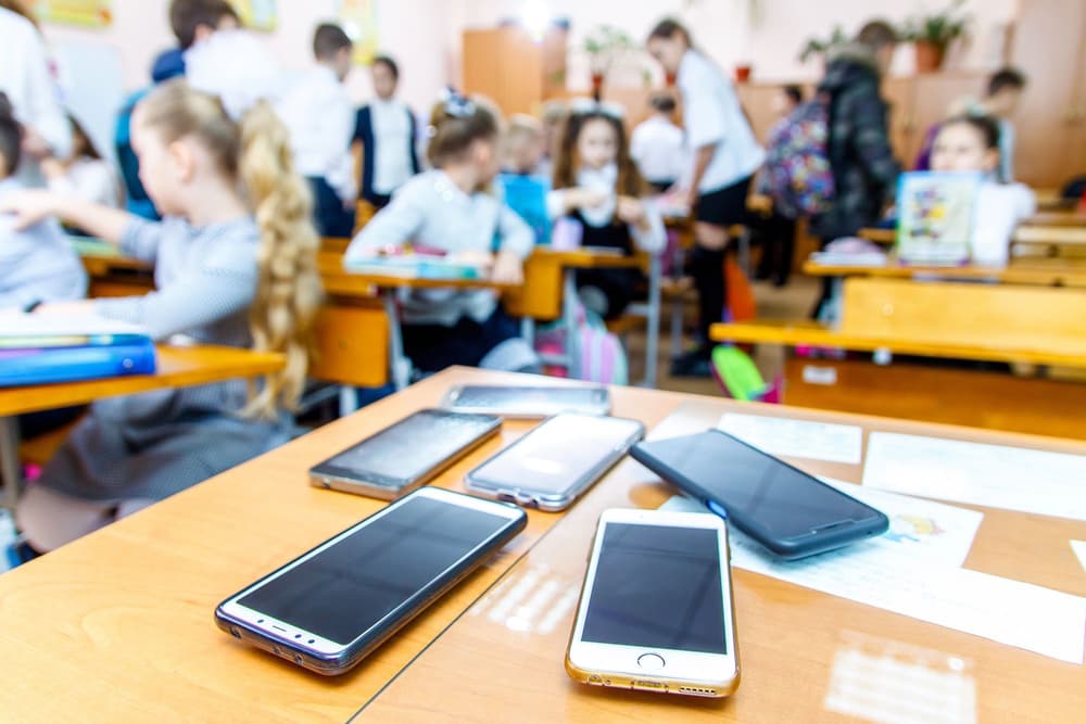 Zakaz smartfonów w szkołach od 2026 r. – co zmienia nowe prawo? Zakaz smartfonów w szkołach od 2026 r. – co zmienia nowe prawo?