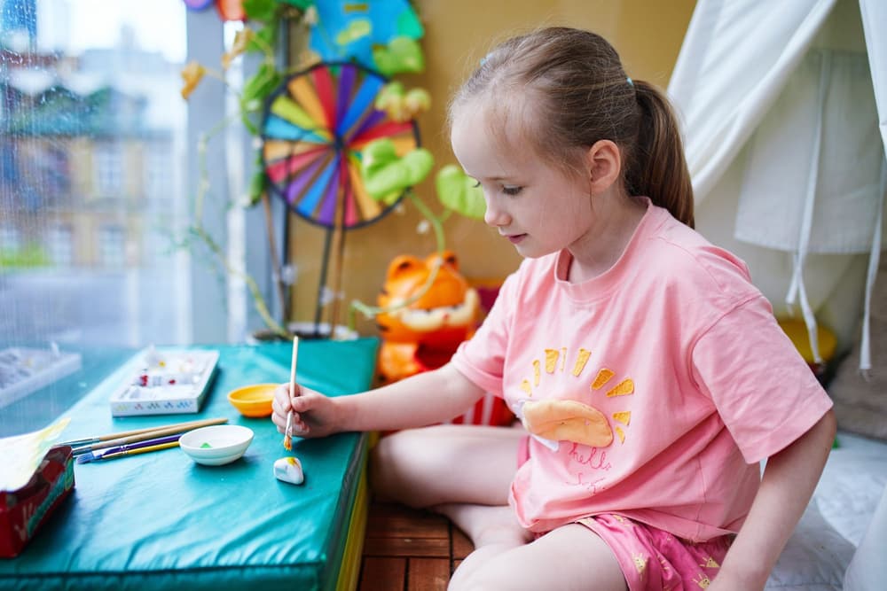 Zabawa w kamyczki (malowanie kamyków) – co to takiego? Jak pomalować kamyk krok po kroku Zabawa w kamyczki (malowanie kamyków) – co to takiego? Jak pomalować kamyk krok po kroku