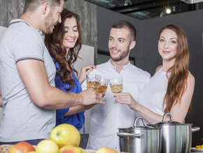 Grupa młodych ludzi wznoszących toast.